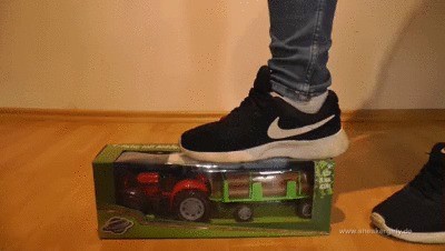 Sneaker-girl Fussballgirl07 – Box Crush With Toy