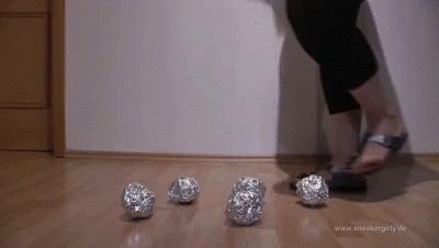 Sneaker-girl Stacy – Aluminium Balls